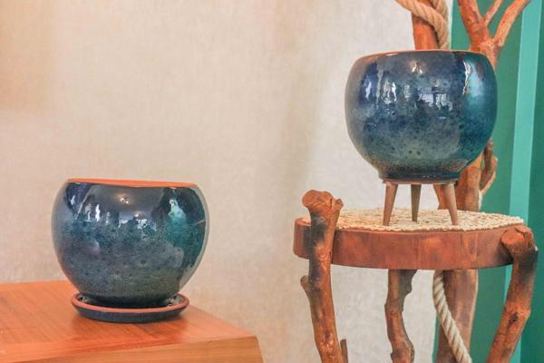 Bitki Tasarımı Okyanus Mavisi Artistik Çift Sırlı İç ve Dış Mekan Kullanımlı Tabaklı ve Ayaklı Toprak Terrakota Saksı Sa - Image 1
