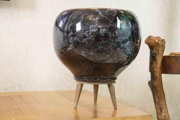 Bitki Tasarımı Siyah Mermer Efektli Artistik Çift Sırlı İç ve Dış Mekan Kullanımlı Ayaklı Toprak Terakota Saksı Saksılık - Image 1
