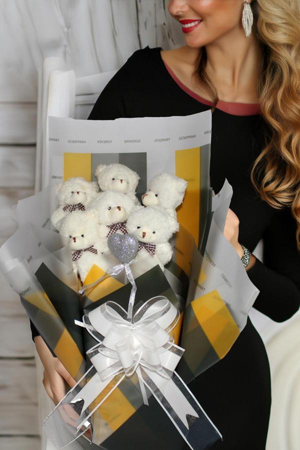 Elegance Peluş Ayıcık Buketi - 6 Adet Yumoş Peluş Ayıcık ve Simli Gümüş Kalp ile Özel Büyük Kutuda - Image 1