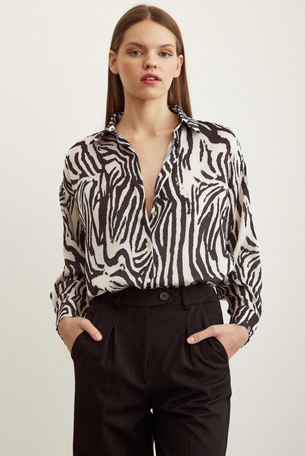 Zebra Desen V Yaka Saten Gömlek Siyah - Image 1