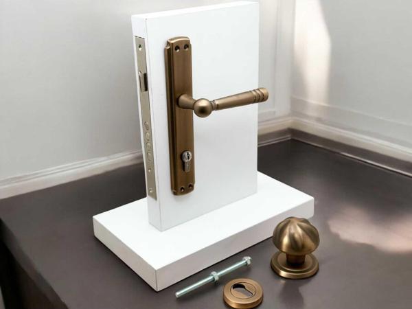 Osmanlı Mat Antik Sarı Çelik Kapı Kolu Sağ Basar + Kapı Tokmağı Ve Rozeti Kilit Hariçtir - Image 1