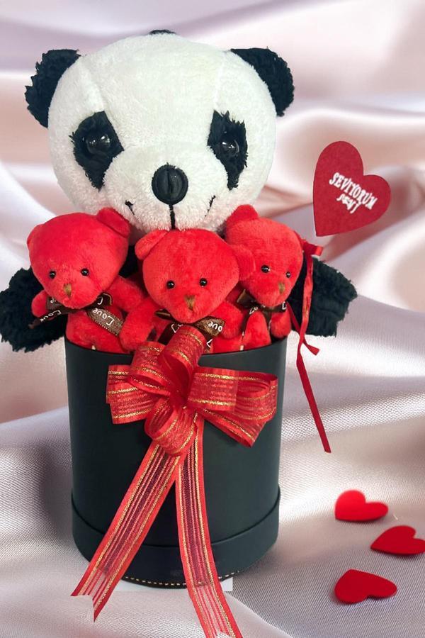 SOLE Premium Özel Hediye Kutusunda  35 cm Sevimli Panda ve 3 adet Kırmızı Peluş Minik Ayıcık Buketi - Image 1