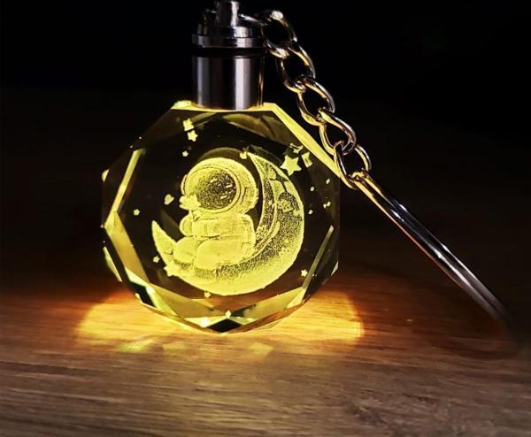 Renk Değiştiren Astronot Tasarımlı Anahtarlık - Image 1