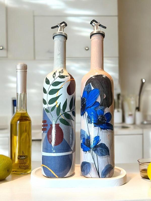 El yapımı Mavi Çiçekli Kız Desenli Sunum Stantlı 75 ml Zeytinyağı Sıvıyağ Şişesi Yağdanlık 2 li set - Image 1
