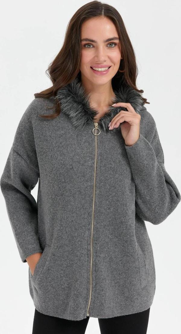 Desen Triko Kadın Kapüşonu Kürklü Fermuarlı Yün Hırka 24082 Füme - Image 1