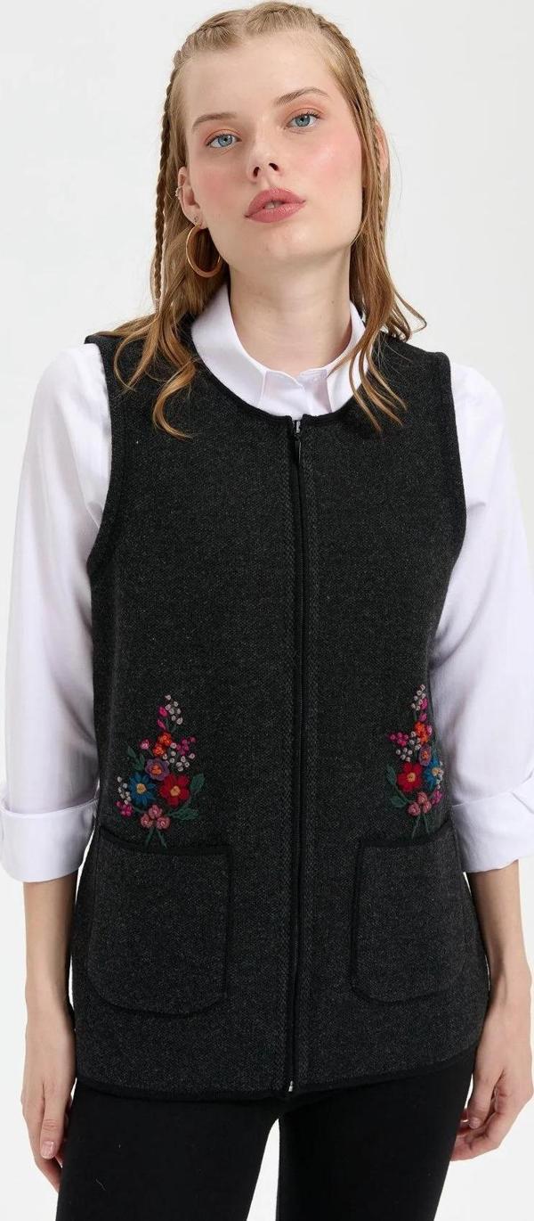 Desen Triko Kadın Sıfır Yaka Cep Üstü İşlemeli Kısa Yün Yelek 24000 Siyah - Image 1