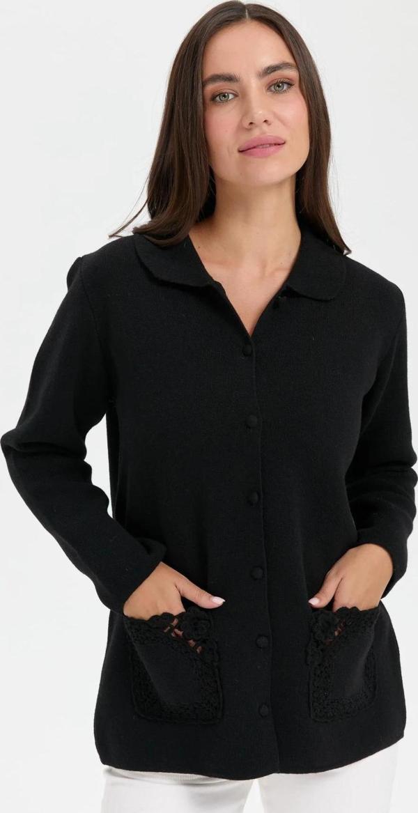 Desen Triko Kadın Polo Yaka Cebi Gül İşlemeli Kısa Yün Hırka 24015 Siyah - Image 1