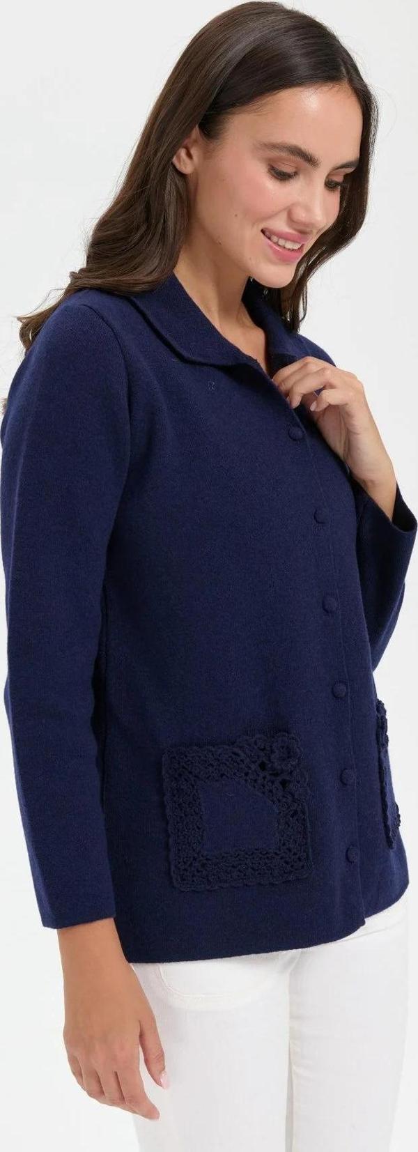 Desen Triko Kadın Polo Yaka Cebi Gül İşlemeli Kısa Yün Hırka 24015 Y.A. Lacivert - Image 1