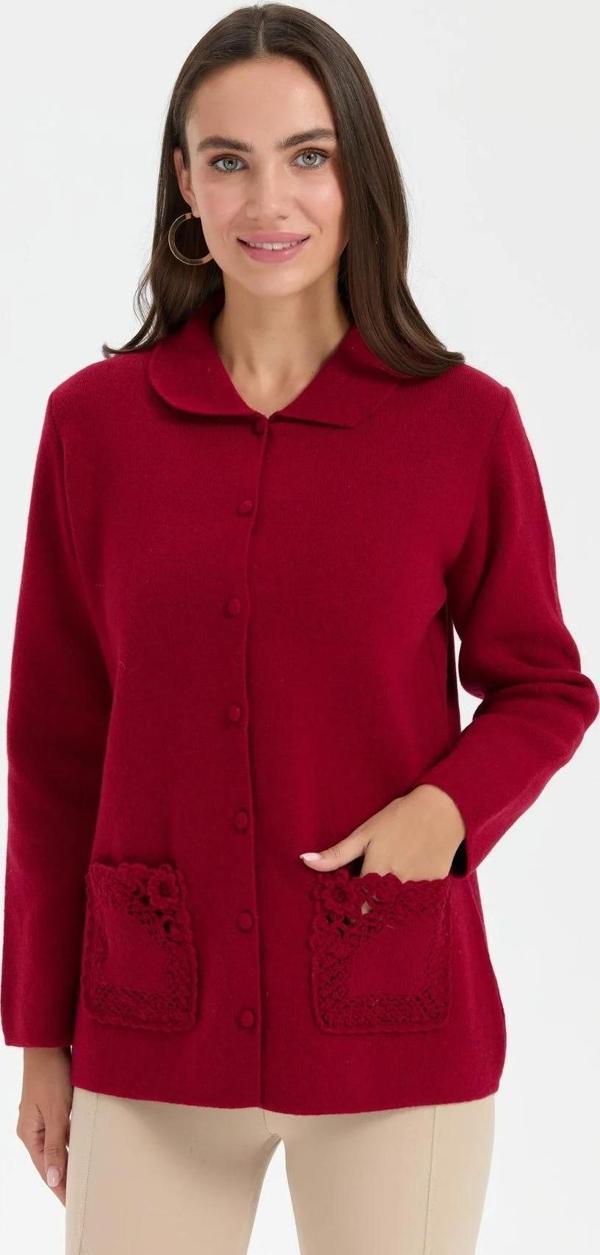 Desen Triko Kadın Polo Yaka Cebi Gül İşlemeli Kısa Yün Hırka 24015 Vişne Çürüğü - Image 1