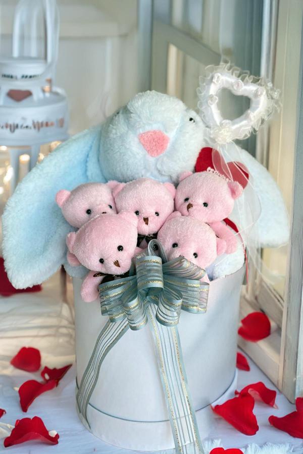 SOLE Premium Özel Hediye Kutusunda 45 cm Mavi Bunny Tavşan ve 5 Adet Pembe Peluş Ayıcık Buketi - Image 1