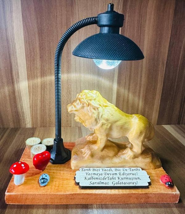  Aslan Kral Heykeli, Ofis Hediyesi, Galatasaray Taraftar Hediyesi Işıklı Biblo Söz ve Yazılı  - Image 1
