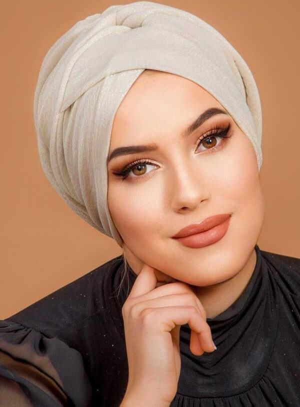 Ekru Işıltılı Çapraz Bantlı Dolgulu Bone - Image 1