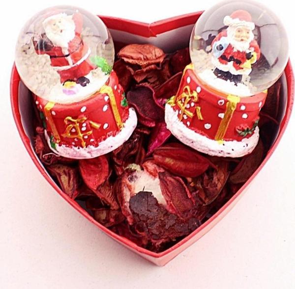 Dekoratif Hediye Sevgiliye Yeni Yıl Hediyesi 2025 Kalp Kutu Içinde 2 Adet LED Işıklı Noel Baba Küre - Image 1