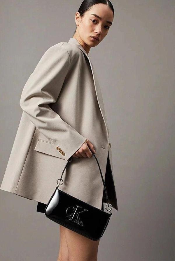 Calvin Klein kadın sculpted omuz çantası - Image 1
