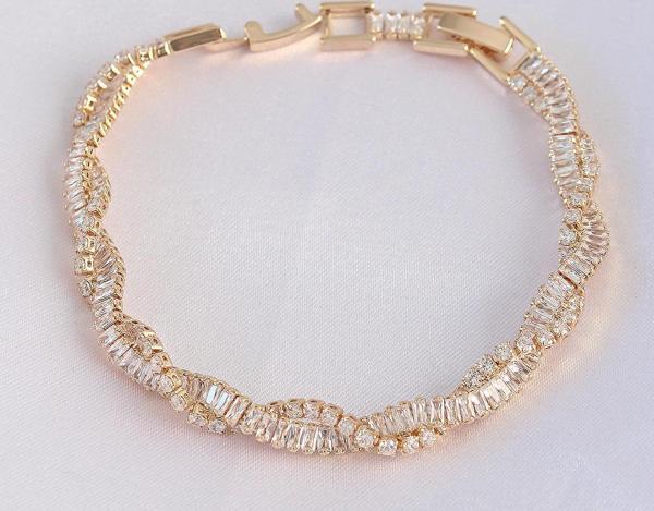 Vip Seri Pirinç Zirkon Taşlı Gold Renk Sarmal Model Bileklik - Image 1