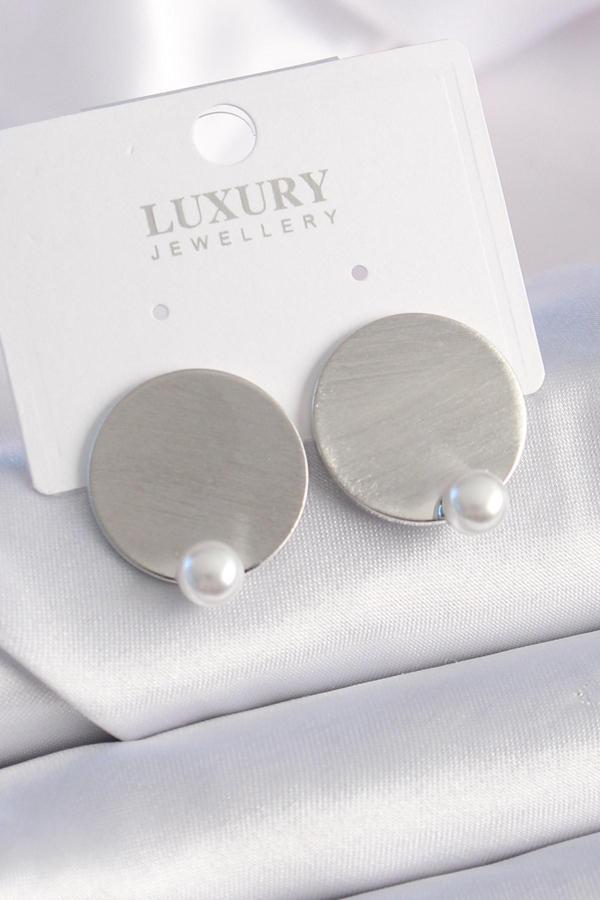 Pirinç Gümüş Renk Plaka Model İnci Detay Kadın Küpe - Image 1