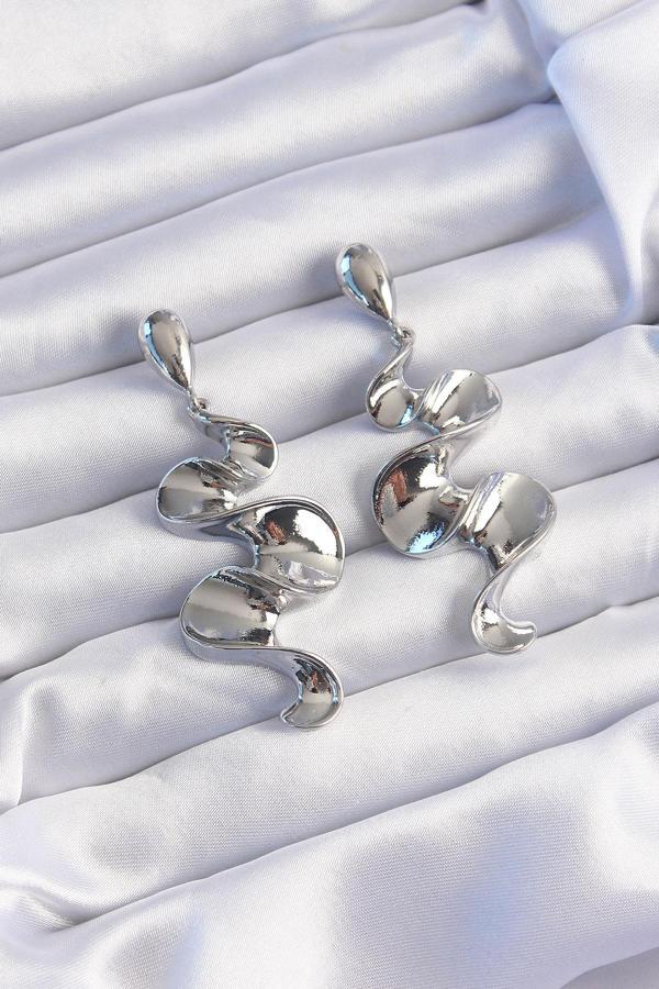 Pirinç Gümüş Renk Kıvrımlı Sallantılı Küpe - Image 1