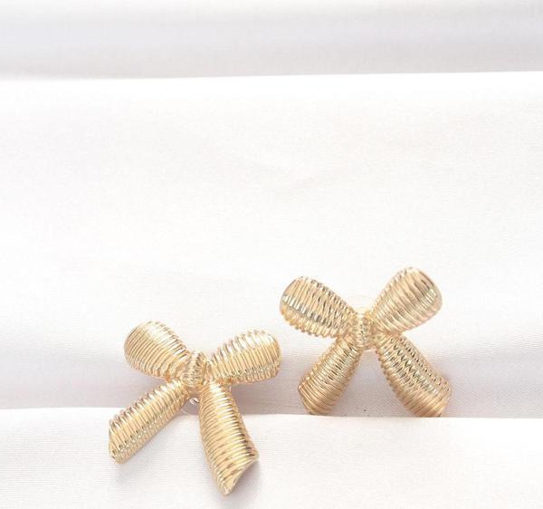 Pirinç Gold Renk Fiyonk Küpe - Image 1