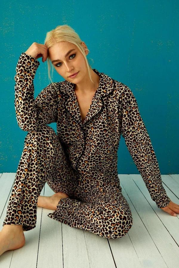 Pijamoni Kadın Süet Önden Düğmeli Leopar Desenli Pijama Takımı 13 - 1 Adet Kahverengi-S - Image 1