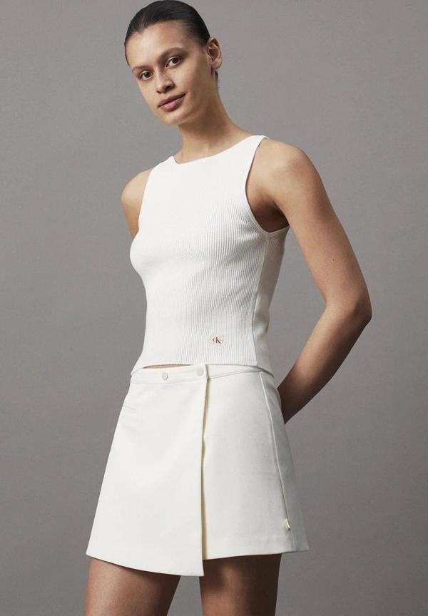 Calvin Klein Kadın Pürüzsüz Kumaş Düğmeli Mini Beyaz Etek - Image 1
