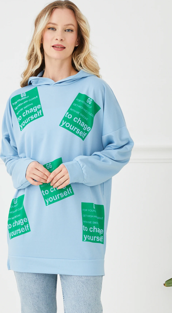 Go Veform Kadın Baskılı Kapüşonlu Oversize Uzun Sweatshirt Açık Mavi ZN5045 - Image 1