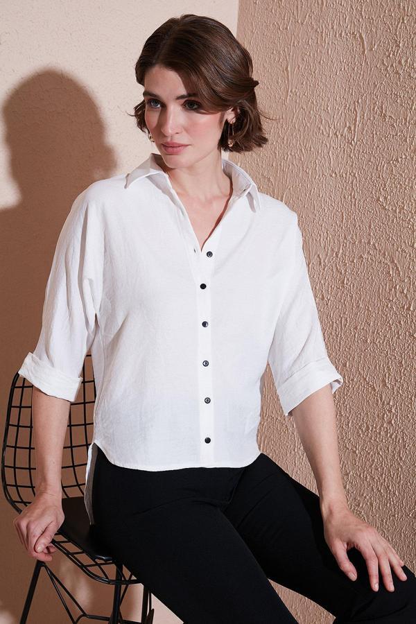 Lela Oversize Fit Önü Kısa Arkası Uzun Truvakar Kol Bayan Gömlek 5866116 BEYAZ - Image 1