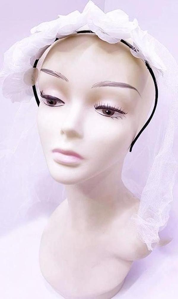 Uzun Duvaklı Üstü Beyaz Çiçekli Parti Tacı - Image 1