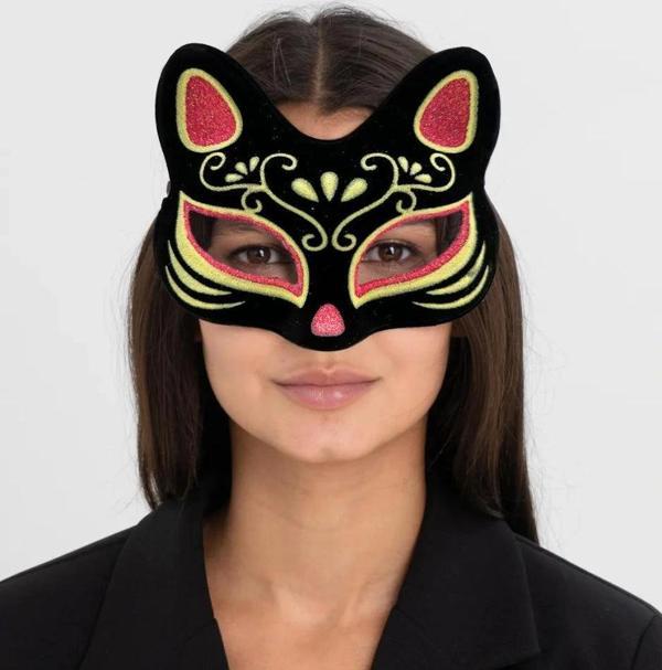 Siyah Renk Süet Kaplama Üzeri Kırmızı Sarı Simli Kedi Maskesi 17X14 Cm - Image 1