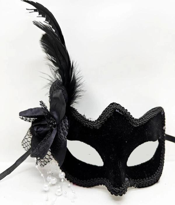 Siyah Renk Yandan Tüylü Beyaz İNcili Süet Kaplama A Kalite Lüks Parti Maskesi 20X23 Cm - Image 1