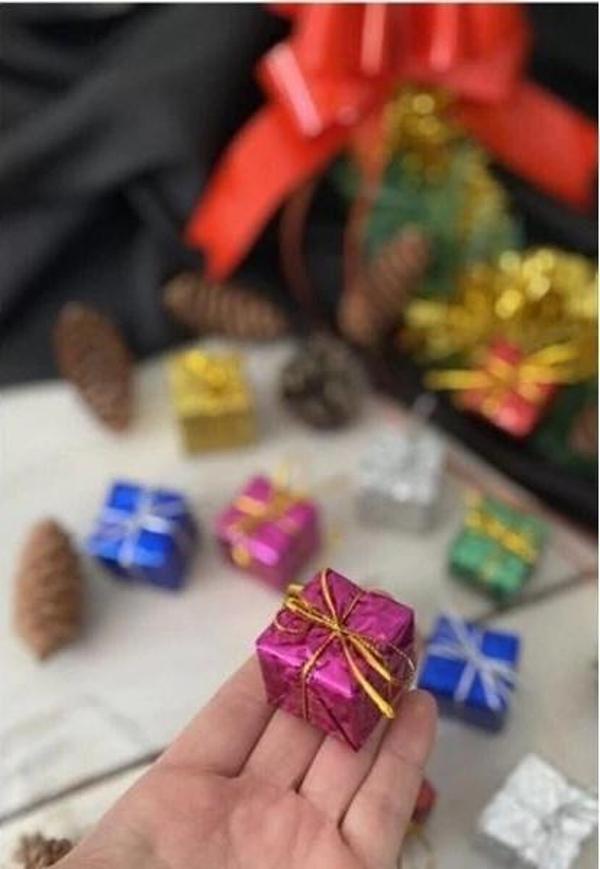 12 Lİ Yeni Yıl Yılbaşı Çam Ağacı Süs Seti 12 Adet Renkli Hediye Paketi Temalı 3 CM Noel Yılbaşı Çam  - Image 1