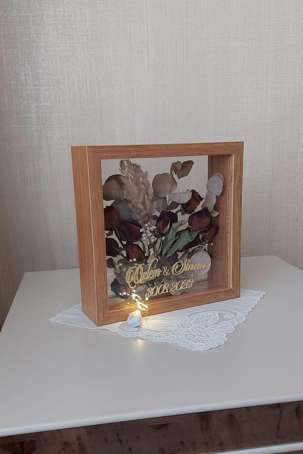 Verda Çerçeve Ledli Isimli 25X25 Cm Bambu Çift Yönlü Derin Gül Çerçevesi! Gelin Buketi Çerçevesi! - Image 1