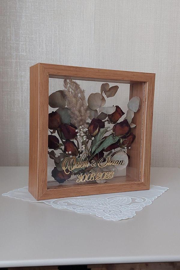Verda Çerçeve İsimli 25X25 Cm Çift Yönlü Derin Gül Çerçevesi! Gelin Buketi Çerçevesi! - Image 1