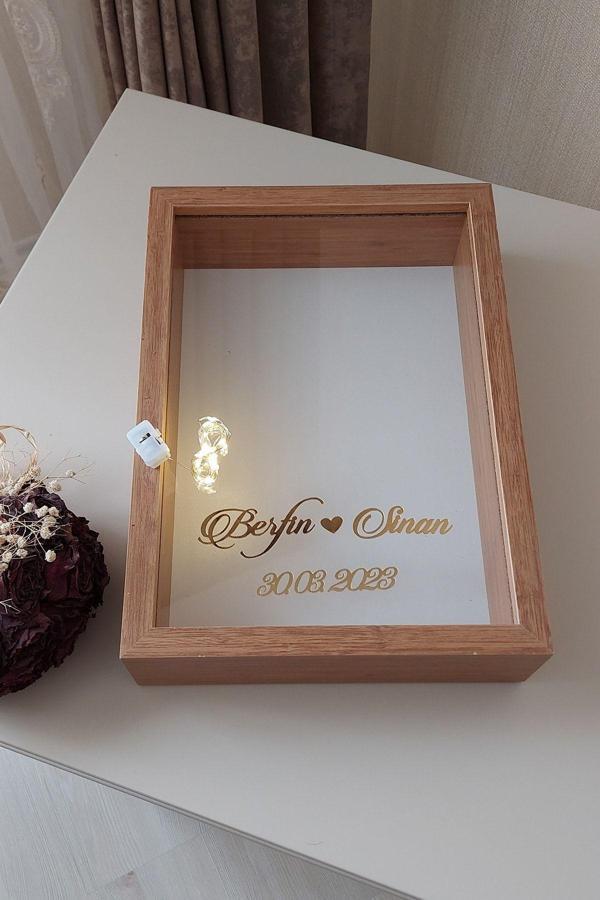 Verda Çerçeve Yeni Model 25X35 Cm Bambu Ledli Isimli Derin Gül Tasarım Çerçevesi! Gül Kutusu Anı Çerçevesi! - Image 1