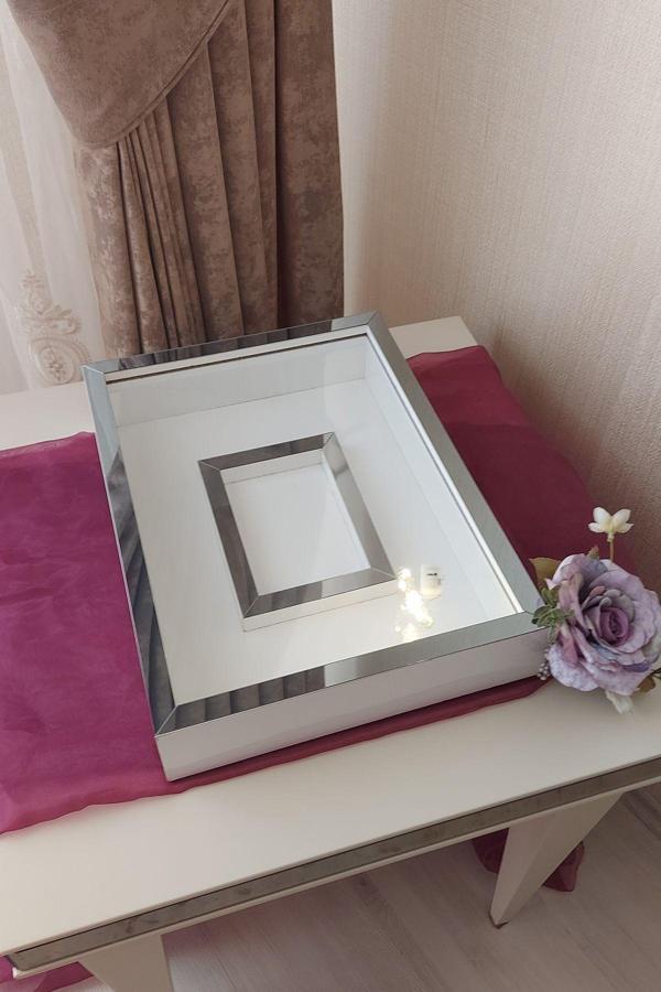 Verda Çerçeve 30X40 Cm Ledli Beyaz- Füme Fotoğraf Bölümlü Tasarım Gül Kutusu Anı Çerçevesi! Isimsiz - Image 1
