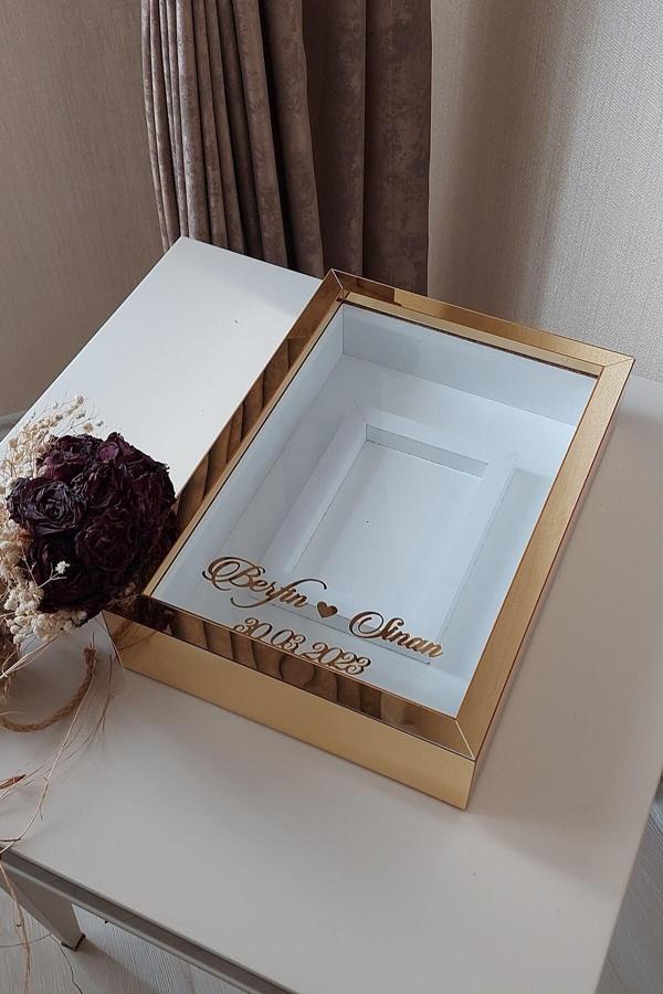 Verda Çerçeve Yeni Model 25X35 Cm Gold Renk Ledsiz Fotoğraf Alanlı Model Tasarım Gül Kutusu Anı Çerçevesi! Isimli - Image 1