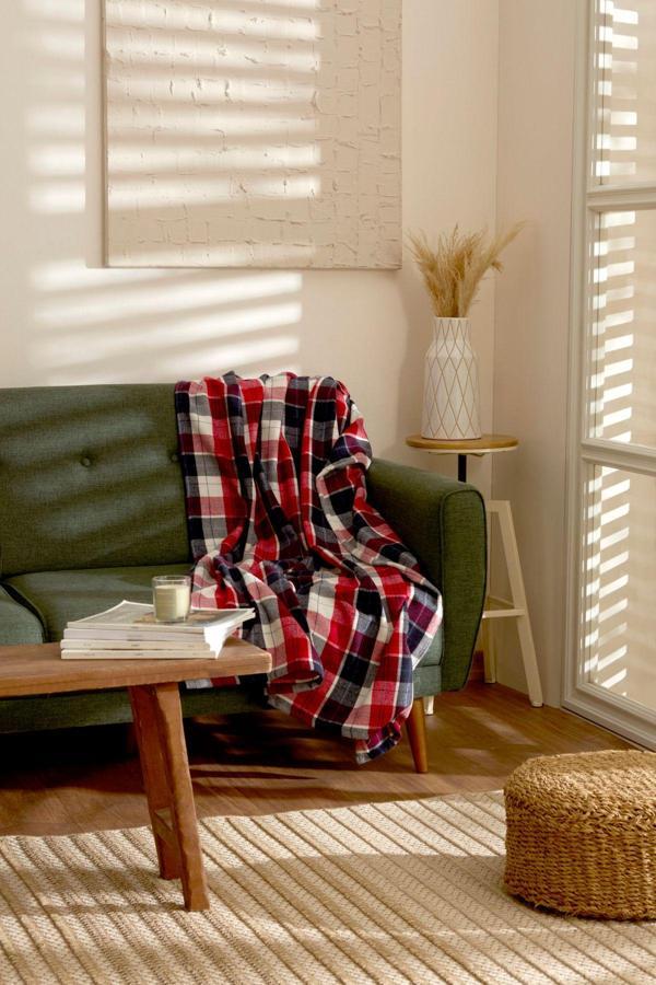 Karaca Home Flanel Throw Tv Battaniyesi Bordo/Bej - Image 1