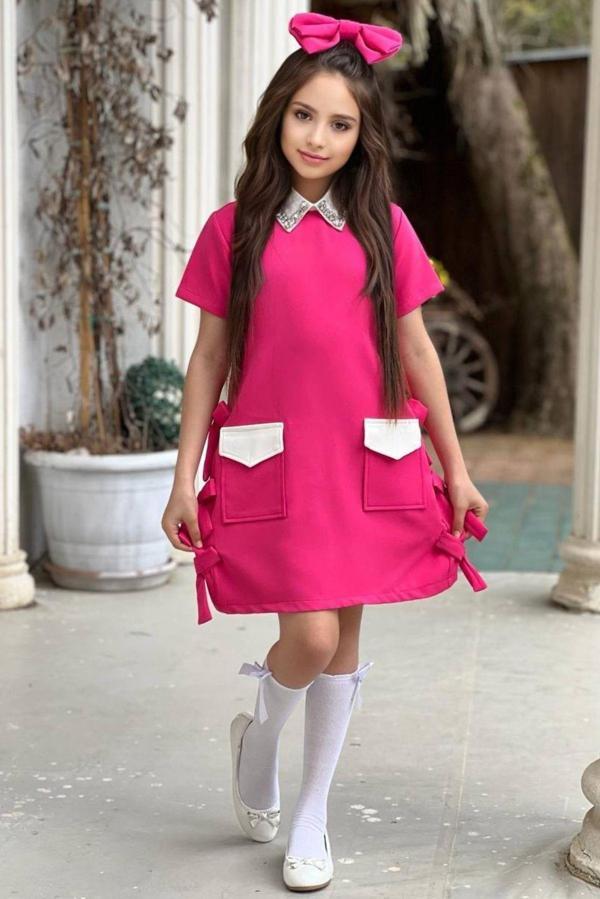 Kız Çocuk Yakası Taş İşlemeli Kısa Kollu Yanları Fiyonk Detaylı Önü Cepli Fuşya Elbise - Image 1