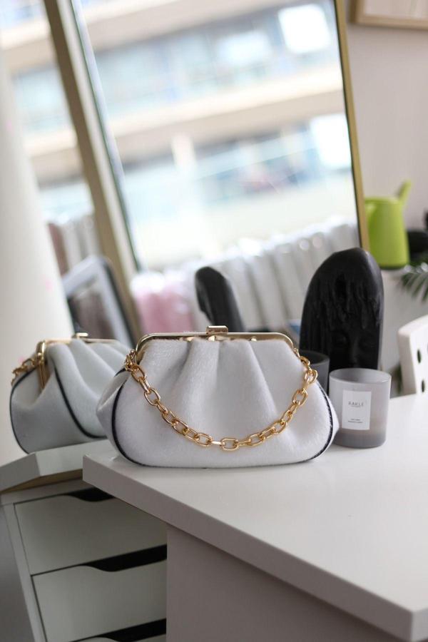 Moom Bag Kadın Beyaz Kırçıllı Peluş Bohça Formlu Zincir Detaylı Çanta - Image 1