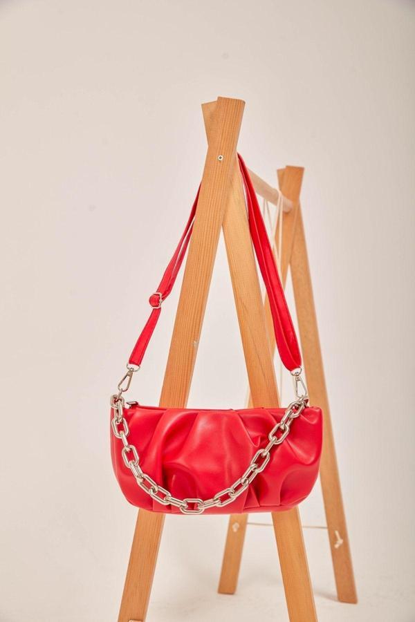 Moom Bag Kadın Kırmızı Zincir Detaylı Askılı Yumuşak Omuz Çantası - Image 1