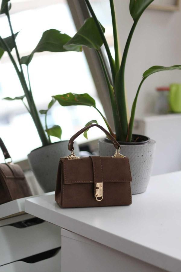 Moom Bag Kadın Koyu Kahve Süet Toka Detaylı Zincirli El Omuz Çantası - Image 1