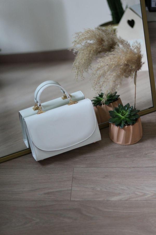 Moom Bag Kadın Beyaz Rugan Oval Kapak Detaylı Askılı Omuz Çantası - Image 1