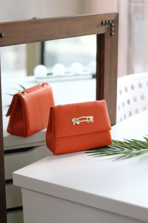Moom Bag Kadın Turuncu Kapaklı Aksesuar Detaylı Zincirli Çanta - Image 1