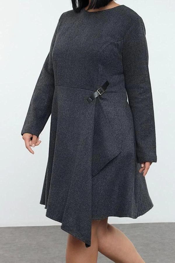 Moda Stil Relaxed Bisiklet Yaka Midi Boy Büyük Beden Tüvit Toka Aksesuarlı Dokuma Büyük Beden Elbise - Image 1