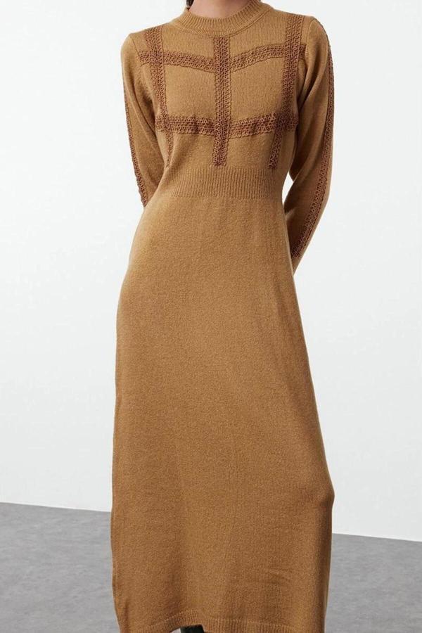 Moda Stil Fitted Dik Yaka Maxi Boy Tesettür Dantel Detalı Yumuşak Dokulu Triko Elbise - Image 1