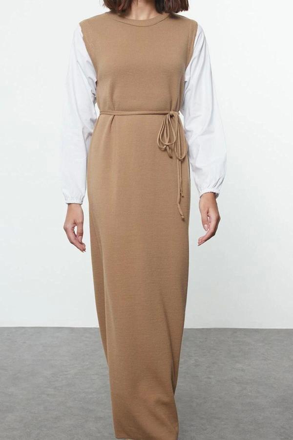 Moda Regular Maxi Tesettür Bej Kolları Dokuma Parça Detaylı Beli Bağlamalı Triko Elbise - Image 1