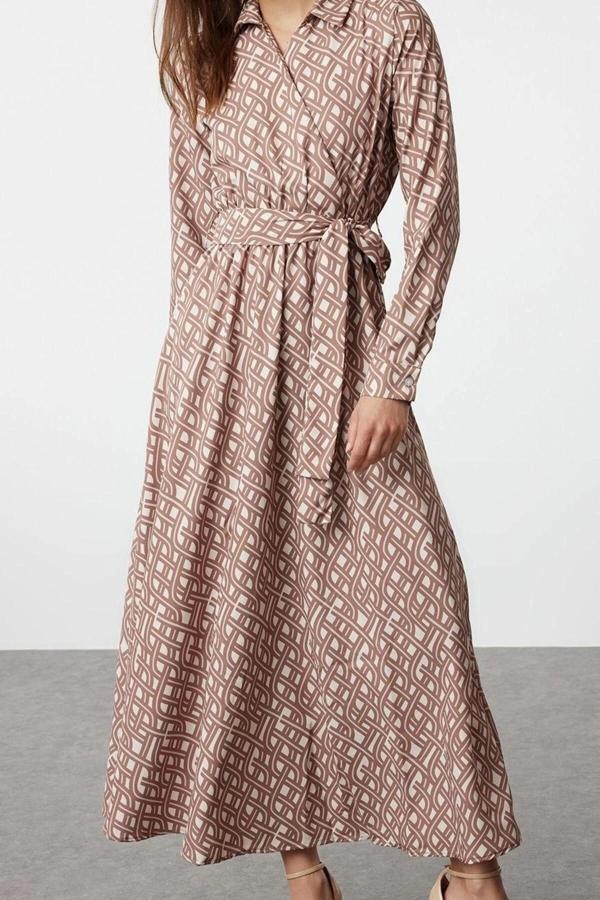 Moda Stil Regular Kruvaze Maxi Boy Tesettür Mono Desenli Kuşaklı Saten Dokuma Elbise - Image 1