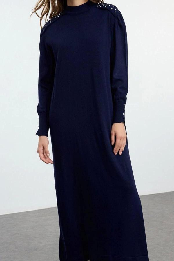 Moda Stil Regular Dik Yaka Uzun Tesettür İnci Taş Detaylı Triko Elbise - Image 1