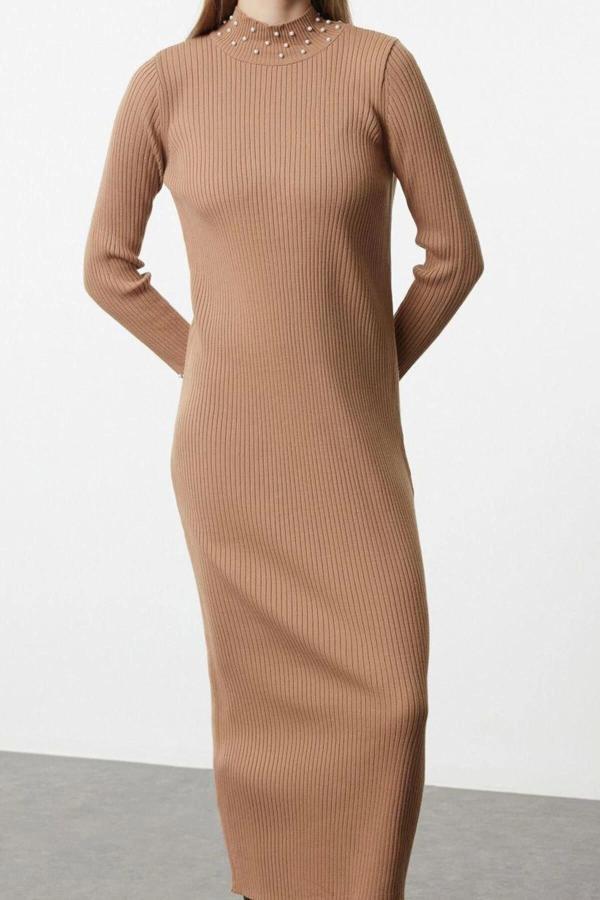 Moda Stil Fitted Dik Yaka Uzun Tesettür İnci Taş Aksesuarlı Triko Elbise - Image 1