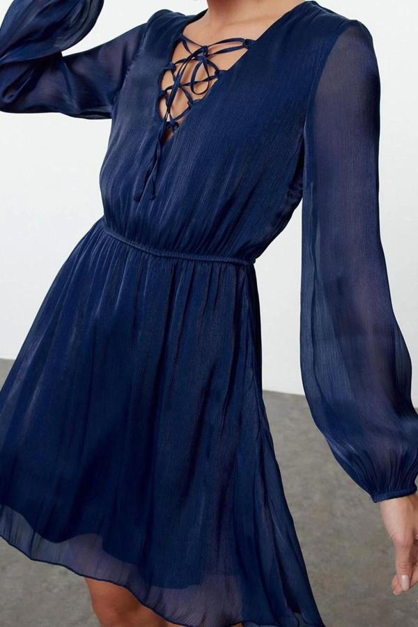 Moda Stil Regular V Yaka Mini Boy A-Kesim Parıltılı Astarlı Şifon Dokuma Elbise - Image 1