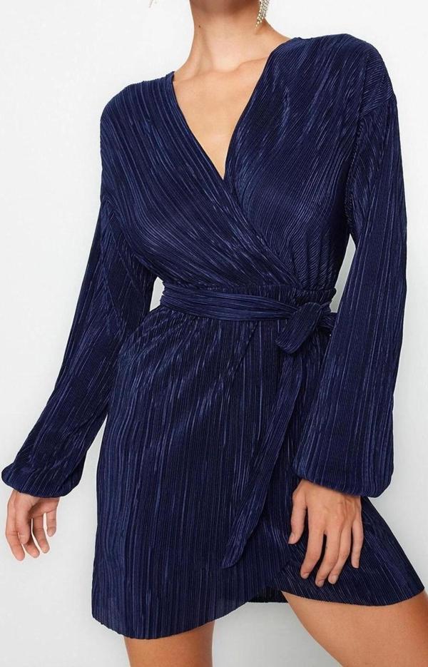 Moda Stil Relaxed Kruvaze Mini Boy Kuşaklı A-Kesim Astarlı Piliseli Örme Kısa Şık Abiye Elbise - Image 1